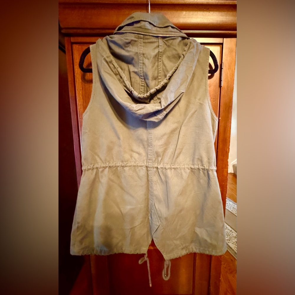 Forever 21 Sleeveless Vest w Hood - Olive size Medium - Picture 2 of 7